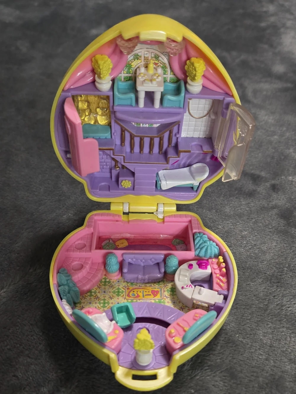 1995 Vintage Polly Pocket Stylin' Salon Happenin' Hair Spa Compact Playset